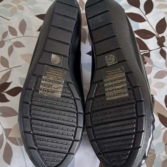 Via Pinky Collection Women's Shoe Size 6 Black Round Toe Closed. - Picture 6 of 8